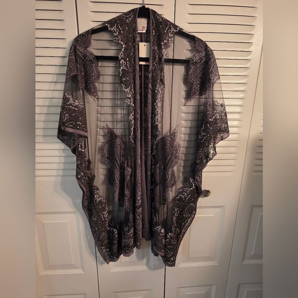 NWT Patterned Shawl/Kimono in excellent condition